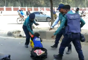 pOLICE BIT CHILD IN STREET