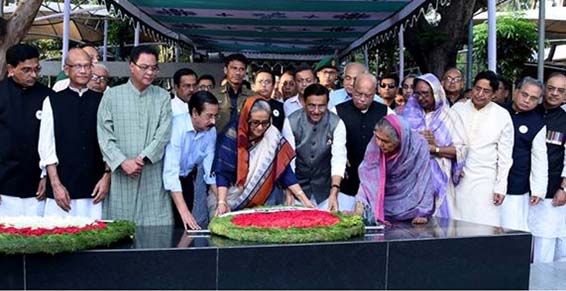 জাতির জনকের প্রতিকৃতিতে ফুল দিয়ে শ্রদ্ধা জানালেন আওয়ামী লীগের নব-নির্বাচিত নেতৃবৃন্দ