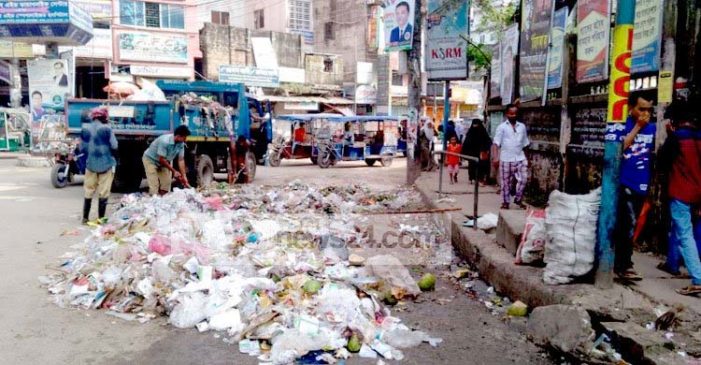 হাসপাতালের বর্জ্য রাস্তায়, সুস্থ মানুষও অসুস্থের পথে