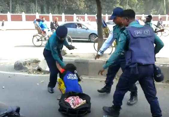 ঢাকার রাস্তায় প্রকাশ্যে শিশুকে পুলিশের নির্যাতন