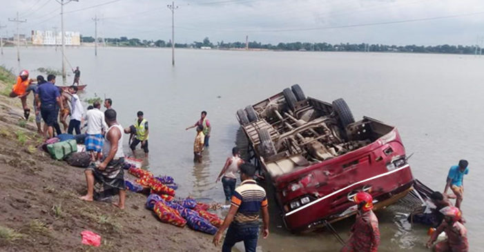 নিয়ন্ত্রণ হারিয়ে এনার বাস খাদে, নিহত ৩