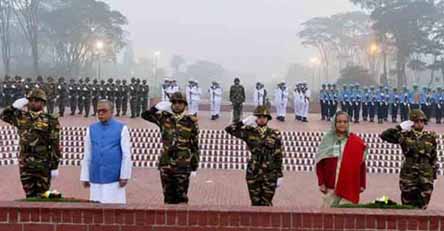 স্মৃতিসৌধে রাষ্ট্রপতি ও প্রধানমন্ত্রীর শ্রদ্ধা নিবেদন