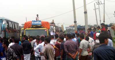 বিড়ির দাম স্থিতিশীল রাখার দাবিতে ঢাকা-টাঙ্গাইল মহাসড়ক অবরোধ