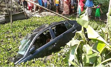 প্রাইভেটকার খালে পড়ে স্বামী-স্ত্রীসহ নিহত ৩