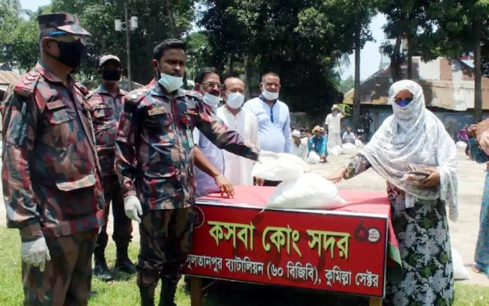 কসবায় করোনা আতংকে অসহায় কর্মহীন পরিবারের মাঝে বিজিবি’র খাদ্য সামগ্রী বিতরন