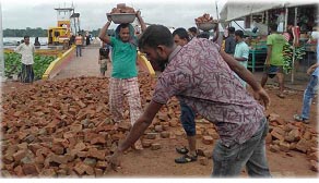 বেহাল সড়ক সংস্কারে ছাত্রলীগ