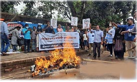 স্বরাষ্ট্রমন্ত্রীর কুশপুত্তলিকা দাহ