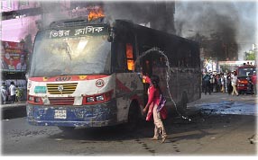 আওয়ামী লীগের ক্যাডাররা বাসে অগ্নিসংযোগ করেছে…ফখরুল