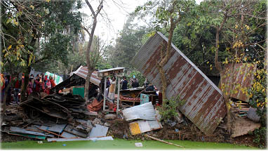 কসবায় ৫০ বছর পূর্বে জায়গা কিনে দলিল না পাওয়ায় বিক্রেতার মামলায় উচ্ছেদের শিকার হতদরিদ্র ৫টি পরিবার ॥ ৩ দিন যাবত খোলা আকাশের নিচে