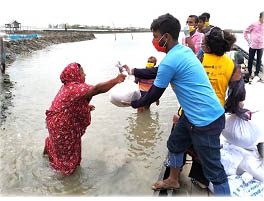 মানুষকে মানুষের পাশে আনছে যে মহামারি