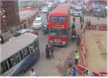 জীবনের ঝুকি নিয়ে রাস্তা পারাপার