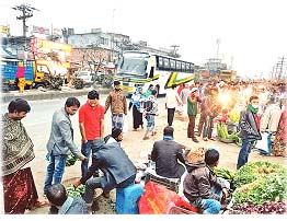 শ্রীপুরে মহাসড়কের ওপর বাজার, ঝুঁকিতে পথচারীরা