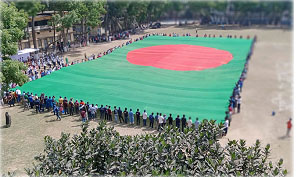 বগুড়ায় ১৩ হাজার ৫০০ বর্গফুটের পতাকা প্রদর্শন