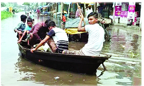 ফতুল্লায় সড়কে নৌকা