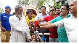 কসবায় চুরি করে ধরা পরায়  রিক্সা উপহার পেলেন জয়নাল