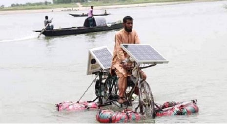 ফরিদপুরে নিজের তৈরি সাইকেল চালিয়ে পদ্মা নদী পাড়ি