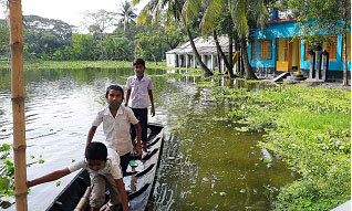 নৌকা চালিয়ে স্কুলে আসে শিশুরা