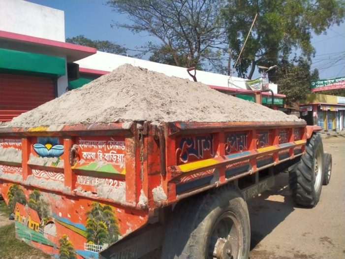 কসবায়  ট্রাক্টরের বেপরোয়া চলাচলে  অতিষ্ঠ সাধারণ মানুষ