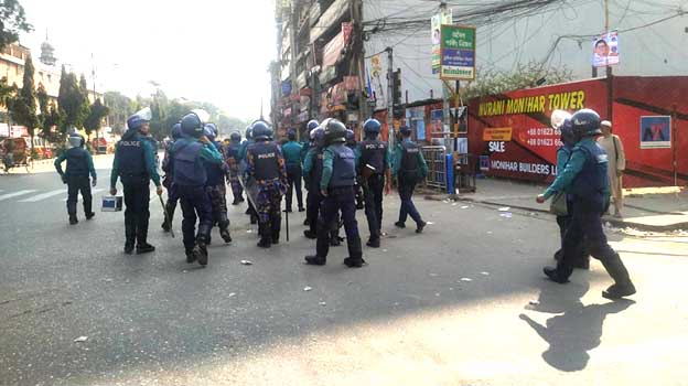 নয়াপল্টন এলাকায় জড়ো হওয়া বিএনপি নেতাকর্মীদের পুলিশের ধাওয়া