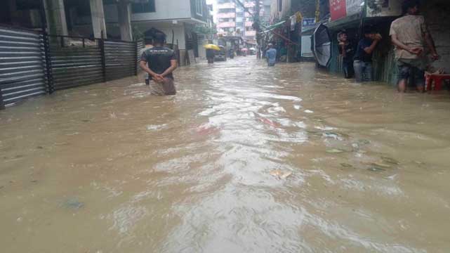 কোনটা সড়ক আর কোনটা ড্রেন তা বোঝা যায় না, পা বাড়ালেই দুর্ঘটনা