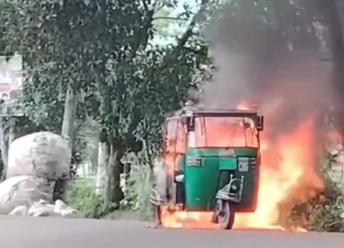 কসবায় চলন্ত সিএনজিতে আগুন