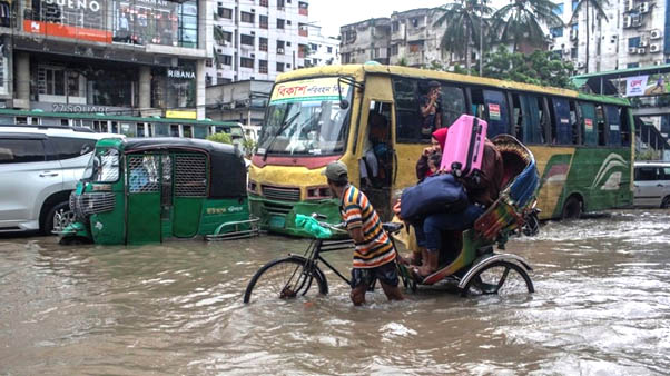 ঢাকার বিভিন্ন এলাকা এখন প্লাবিত; নগরবাসী ছটফটাচ্ছে