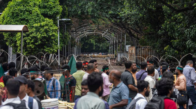 ধানমন্ডি ৩২নম্বরের আশপাশ থেকে ১০জন আটক, সন্দেহ হলেই জিজ্ঞাসাবাদ