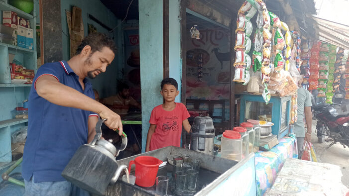 ক্রেতাদের ইশারা আর ঠোঁটের ভাষা বুঝে দোকান করছেন বাবা-ছেলে