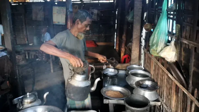 ঠাকুরগাঁও ২টাকায় চা-নাস্তা বিক্রি করেন নুর ইসলাম