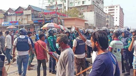 জুরাইনে ব্যাটারিচালিত রিকশা চালকদের সঙ্গে আইনশৃঙ্খলা বাহিনীর ধাওয়া-পাল্টা ধাওয়া