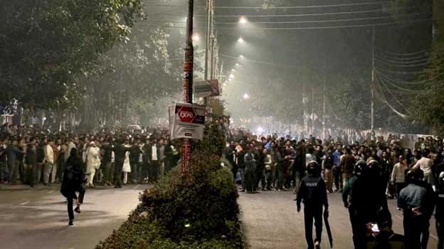 ঢাবি শিক্ষার্থীদের ধাওয়ায় পিছু হটলো ৭কলেজের আন্দোলনকারীরা