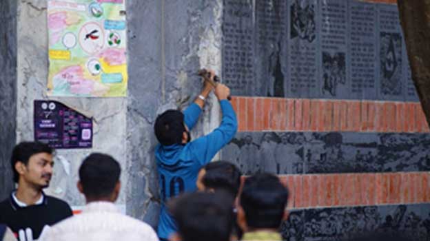 ছাত্রদলের নেতৃত্বে ভেঙ্গে ফেলা হলো ৭মার্চের ভাষণ সম্বলিত ভাস্কর্য