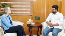 তথ্য উপদেষ্টার সঙ্গে ব্রিটিশ হাই কমিশনারের সাক্ষাৎ