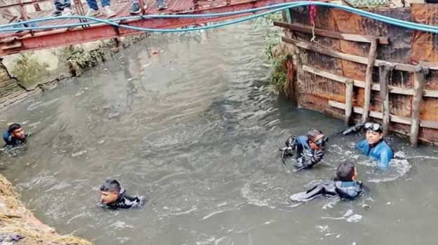 চট্টগ্রামে খাল-নালার ৫৬৩ স্থান ঝুঁকিপূর্ণ, দেওয়া হচ্ছে বাঁশের বেড়া
