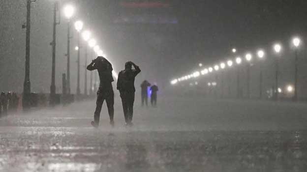 ভারতে প্রবল বৃষ্টিতে একাধিক বড় শহরে দুর্ভোগ এবং বাংলাদেশে বর্ণ্যার পূর্বাভাস
