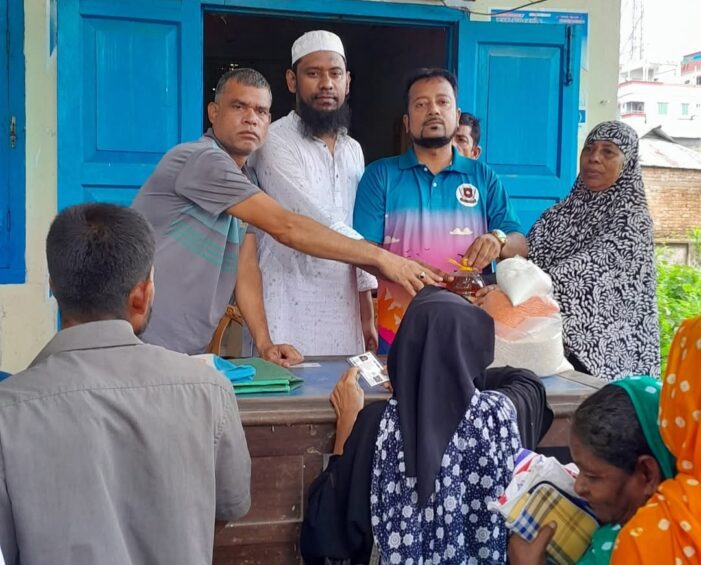 কসবায় ৪০৬ স্মার্ট কার্ডধারীর  মাঝে টিসিবির পণ্য বিক্রি