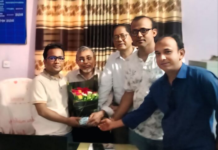 নবনিযুক্ত ড্রাগ সুপার ইকবাল হোসেনের সাথে ফুলের শুভেচ্ছা