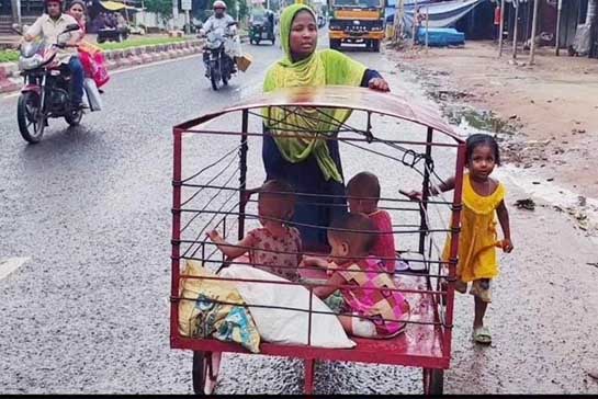 লোহার খাঁচায় সন্তান নিয়ে পথে নেমেছেন জান্নাত