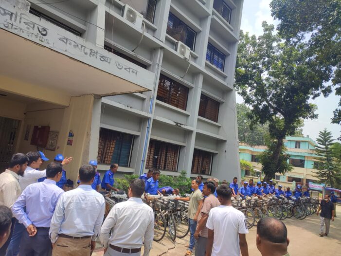 হরিপুরে ৫৪জন গ্রামপুলিশদের জন্য বাইসাইকেল ও পোশাক বিতরণ