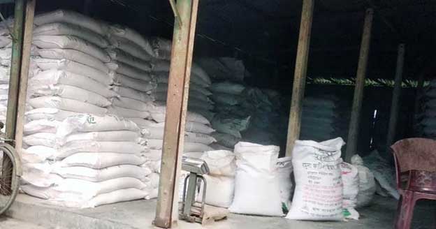 সরকারি দামের চেয়ে বেশি দামে সার বিক্রি