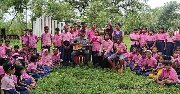 গান-বাজনায় মুখরিত এক আনন্দময় বিদ্যালয়ের