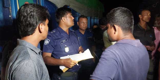 ঠাকুরগাঁওয়ে রাতের আঁধারে সরকারি সার বোঝাই ট্রাক আটক