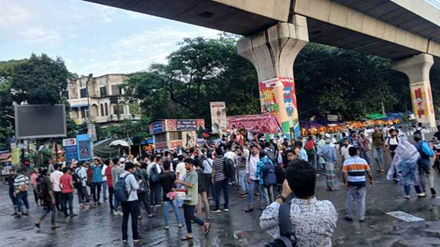 এখনও অবরুদ্ধ শাহবাগ, চরম জনদুর্ভোগ