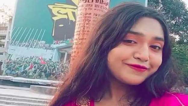 জুলাই শহীদ স্মৃতিস্তম্ভের সামনে দাঁড়িয়ে গালাগালি করা তরুণী গ্রেফতার