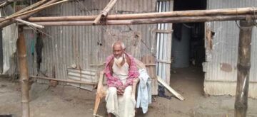 এক হাজার টাকার জন্য খুলে নেওয়া হলো বৃদ্ধের ঘরের টিন