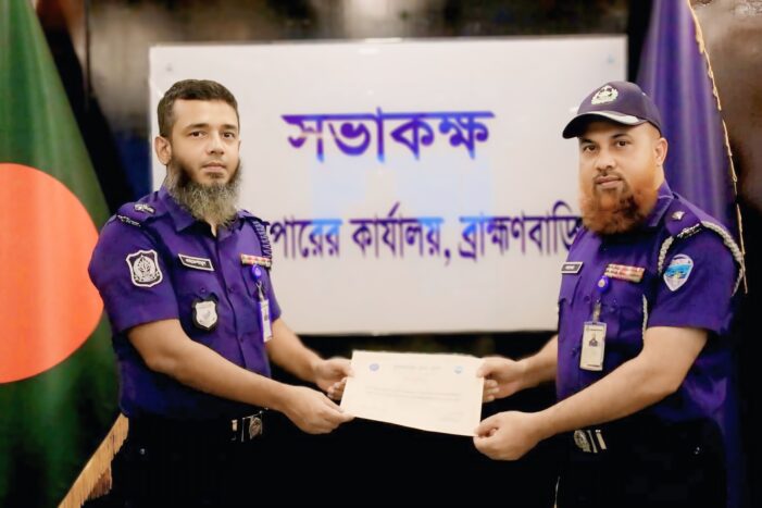জেলার শ্রেষ্ট পুলিশ অফিসার সম্মাননা গ্রহণ    