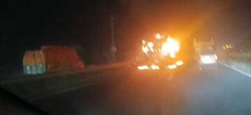 সড়কে চলন্ত বাসে আগুন, অল্পের জন্য রক্ষা পেলেন যাত্রীরা