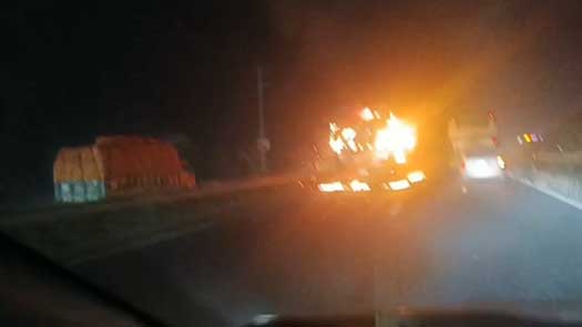 সড়কে চলন্ত বাসে আগুন, অল্পের জন্য রক্ষা পেলেন যাত্রীরা