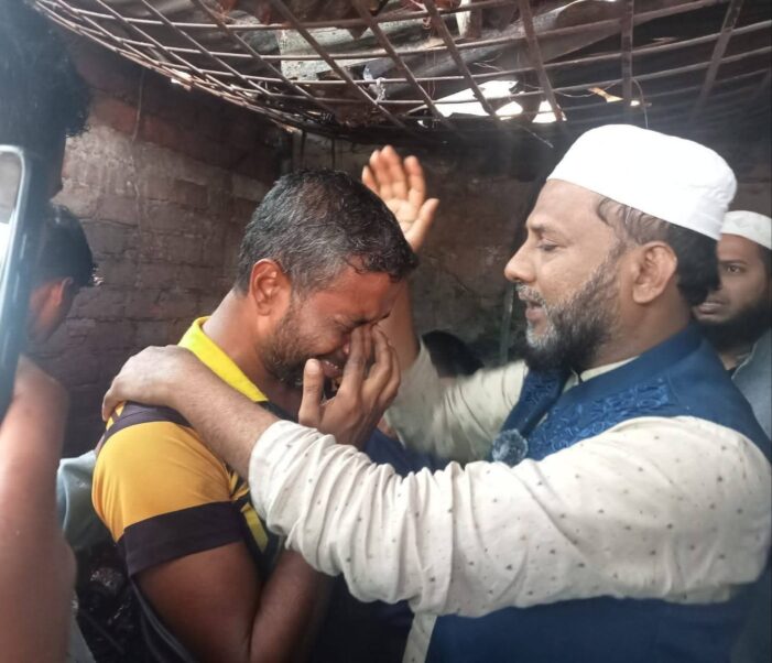 কসবায় নয়নপুর বাজারে আগুনে ক্ষতিগ্রস্ত ব্যবসায়ীদের পাশে আতাউর রহমান