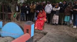 দাদা-দাদির কবর জিয়ারতের মধ্যদিয়ে নির্বাচনি কার্যক্রম শুরু করলেন রুমিন ফারহানা